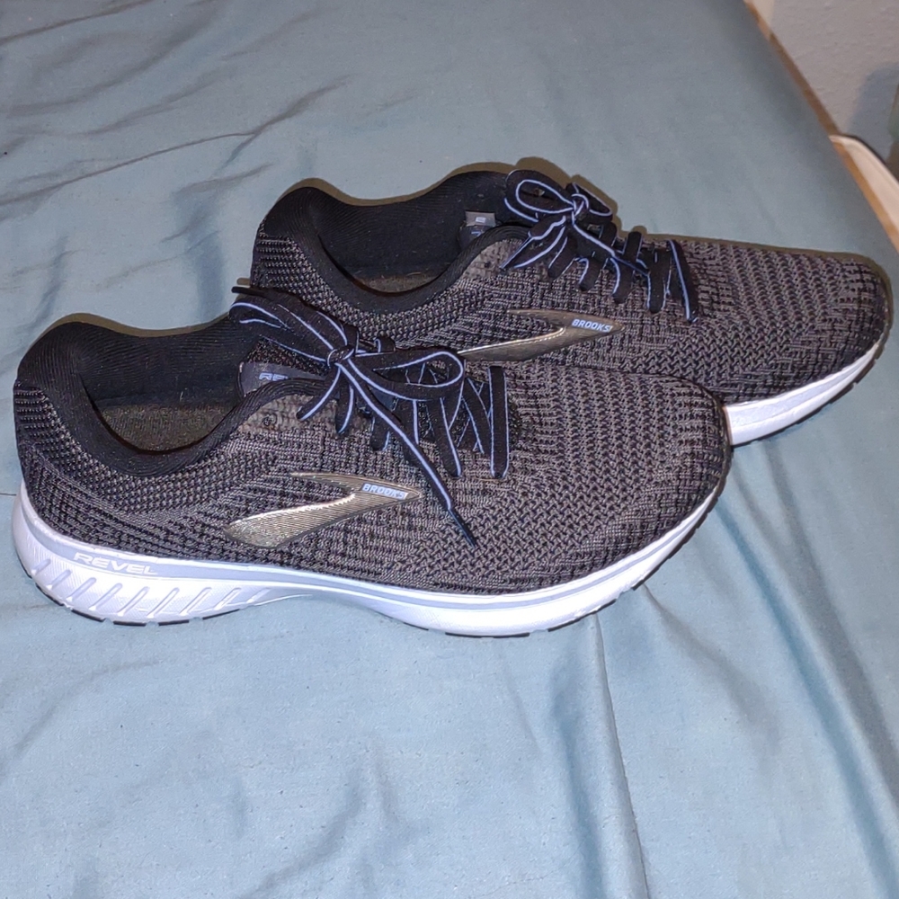 Womens brooks revel 3 size 10 athletic shoes. blue and grey